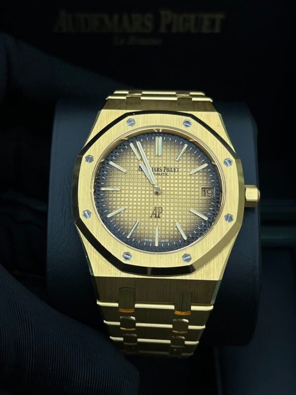 audemars-piguet-royal-oak-jumbo-extra-thin-50th-anniversary-smoked-gold-2022-16202baoo1240ba01-245795.jpg Audemars Piguet Royal Oak Jumbo Extra Thin 50th Anniversary "Smoked Gold" 2022 16202BA.OO.1240BA.01
