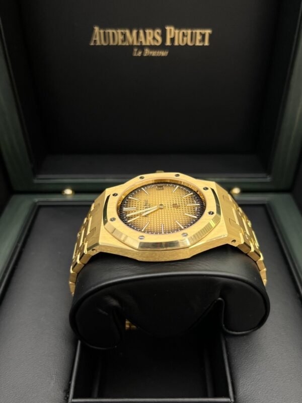 audemars-piguet-royal-oak-jumbo-extra-thin-50th-anniversary-smoked-gold-2022-16202baoo1240ba01-550561.jpg Audemars Piguet Royal Oak Jumbo Extra Thin 50th Anniversary "Smoked Gold" 2022 16202BA.OO.1240BA.01