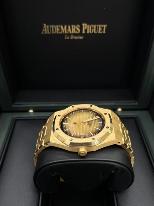 audemars-piguet-royal-oak-jumbo-extra-thin-50th-anniversary-smoked-gold-2022-16202baoo1240ba01-657657.jpg Audemars Piguet Royal Oak Jumbo Extra Thin 50th Anniversary "Smoked Gold" 2022 16202BA.OO.1240BA.01
