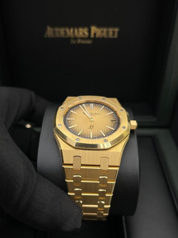 audemars-piguet-royal-oak-jumbo-extra-thin-50th-anniversary-smoked-gold-2022-16202baoo1240ba01-672089.jpg Audemars Piguet Royal Oak Jumbo Extra Thin 50th Anniversary "Smoked Gold" 2022 16202BA.OO.1240BA.01