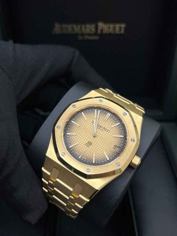 audemars-piguet-royal-oak-jumbo-extra-thin-50th-anniversary-smoked-gold-2022-16202baoo1240ba01-965872.jpg Audemars Piguet Royal Oak Jumbo Extra Thin 50th Anniversary "Smoked Gold" 2022 16202BA.OO.1240BA.01