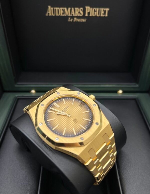 audemars-piguet-royal-oak-jumbo-extra-thin-50th-anniversary-smoked-gold-2022-16202baoo1240ba01-983739.jpg Audemars Piguet Royal Oak Jumbo Extra Thin 50th Anniversary "Smoked Gold" 2022 16202BA.OO.1240BA.01