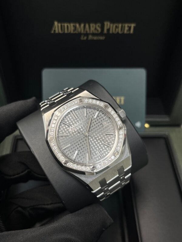 audemars-piguet-royal-oak-selfwinding-ref-15551stzz1356st06-304061.jpg Audemars Piguet Royal Oak Selfwinding (Ref# 15551ST.ZZ.1356ST.06)