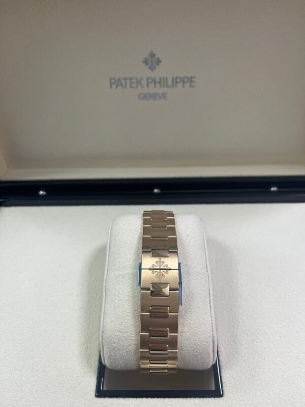patek-philippe-nautilus-32mm-diamond-bezel-rose-gold-purple-wave-dial-70101r-013-815464.jpg Patek Philippe Nautilus 32mm Diamond Bezel Rose Gold Purple Wave Dial 7010/1R-013