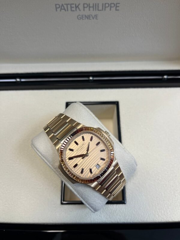 patek-philippe-nautilus-automatic-rose-gold-baguette-cognac-bezel-71181300r-001-204255.jpg Patek Philippe Nautilus Automatic Rose Gold Baguette Cognac Bezel 7118/1300R-001