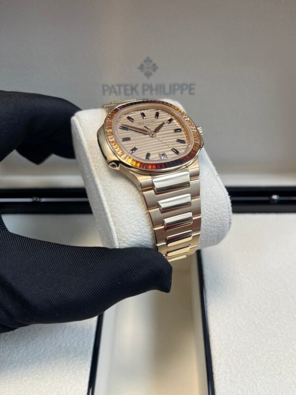 patek-philippe-nautilus-automatic-rose-gold-baguette-cognac-bezel-71181300r-001-298683.jpg Patek Philippe Nautilus Automatic Rose Gold Baguette Cognac Bezel 7118/1300R-001