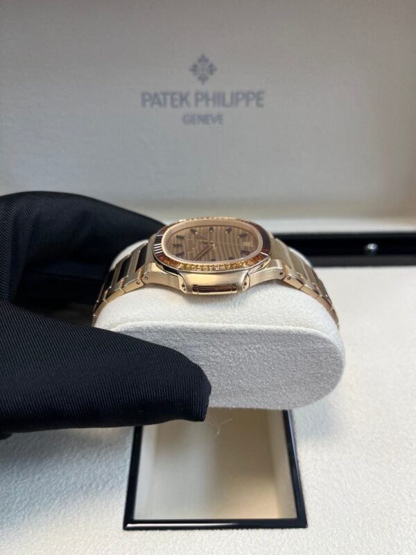 patek-philippe-nautilus-automatic-rose-gold-baguette-cognac-bezel-71181300r-001-451639.jpg Patek Philippe Nautilus Automatic Rose Gold Baguette Cognac Bezel 7118/1300R-001