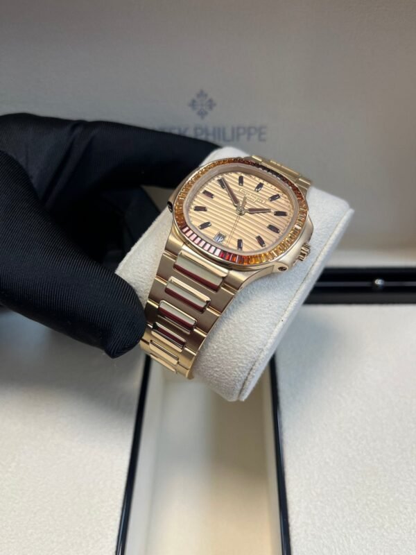 patek-philippe-nautilus-automatic-rose-gold-baguette-cognac-bezel-71181300r-001-669901.jpg Patek Philippe Nautilus Automatic Rose Gold Baguette Cognac Bezel 7118/1300R-001
