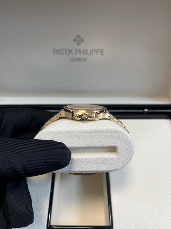 patek-philippe-nautilus-automatic-rose-gold-baguette-cognac-bezel-71181300r-001-680055.jpg Patek Philippe Nautilus Automatic Rose Gold Baguette Cognac Bezel 7118/1300R-001