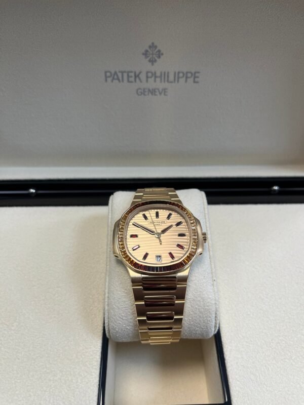 patek-philippe-nautilus-automatic-rose-gold-baguette-cognac-bezel-71181300r-001-746619.jpg Patek Philippe Nautilus Automatic Rose Gold Baguette Cognac Bezel 7118/1300R-001
