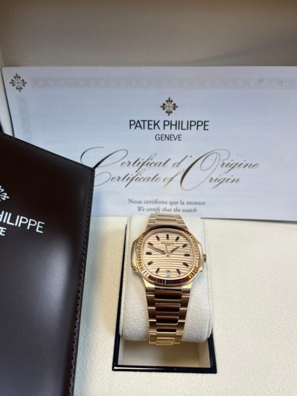 patek-philippe-nautilus-automatic-rose-gold-baguette-cognac-bezel-71181300r-001-829151.jpg Patek Philippe Nautilus Automatic Rose Gold Baguette Cognac Bezel 7118/1300R-001