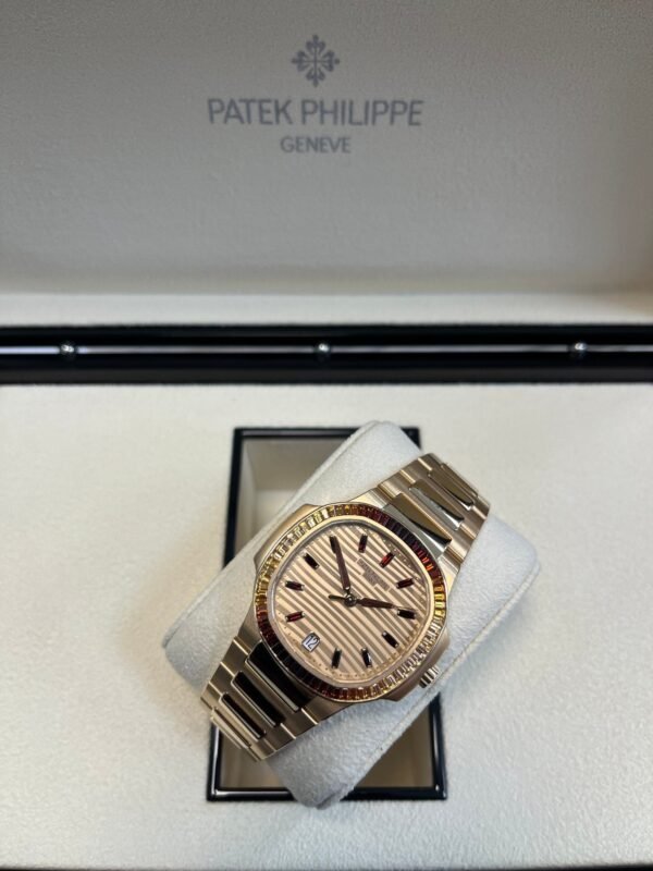 patek-philippe-nautilus-automatic-rose-gold-baguette-cognac-bezel-71181300r-001-880225.jpg Patek Philippe Nautilus Automatic Rose Gold Baguette Cognac Bezel 7118/1300R-001