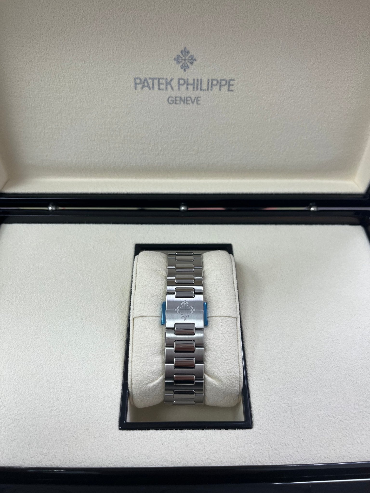 Patek Philippe Nautilus Ladies 35.2mm 7118/1200A-011 - Image 4