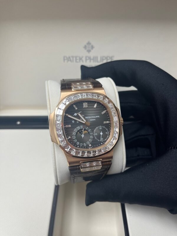 patek-philippe-nautilus-rose-gold-diamond-bezel-moon-phase-brown-dial-5724r-001-216533.jpg Patek Philippe Nautilus Rose Gold Diamond Bezel & Moon Phase Brown Dial 5724R 001