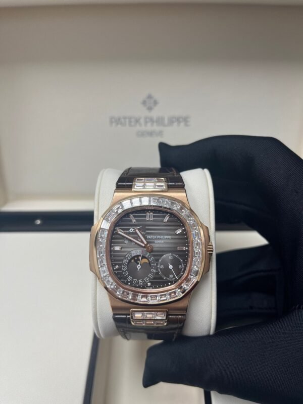 patek-philippe-nautilus-rose-gold-diamond-bezel-moon-phase-brown-dial-5724r-001-311509.jpg Patek Philippe Nautilus Rose Gold Diamond Bezel & Moon Phase Brown Dial 5724R 001