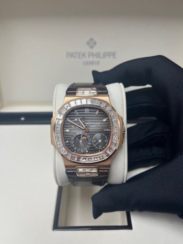 patek-philippe-nautilus-rose-gold-diamond-bezel-moon-phase-brown-dial-5724r-001-730317.jpg Patek Philippe Nautilus Rose Gold Diamond Bezel & Moon Phase Brown Dial 5724R 001