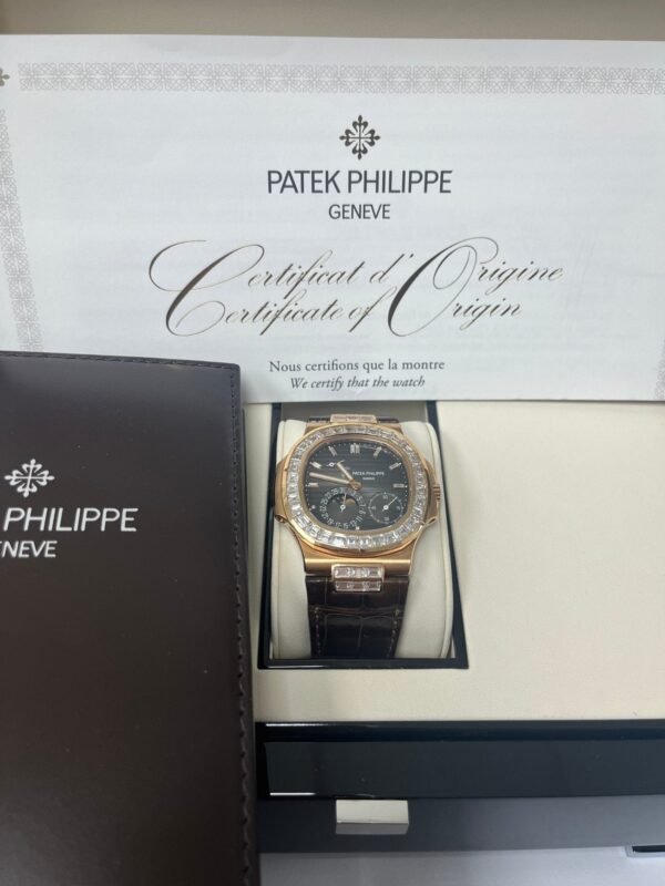 patek-philippe-nautilus-rose-gold-diamond-bezel-moon-phase-brown-dial-5724r-001-883666.jpg Patek Philippe Nautilus Rose Gold Diamond Bezel & Moon Phase Brown Dial 5724R 001