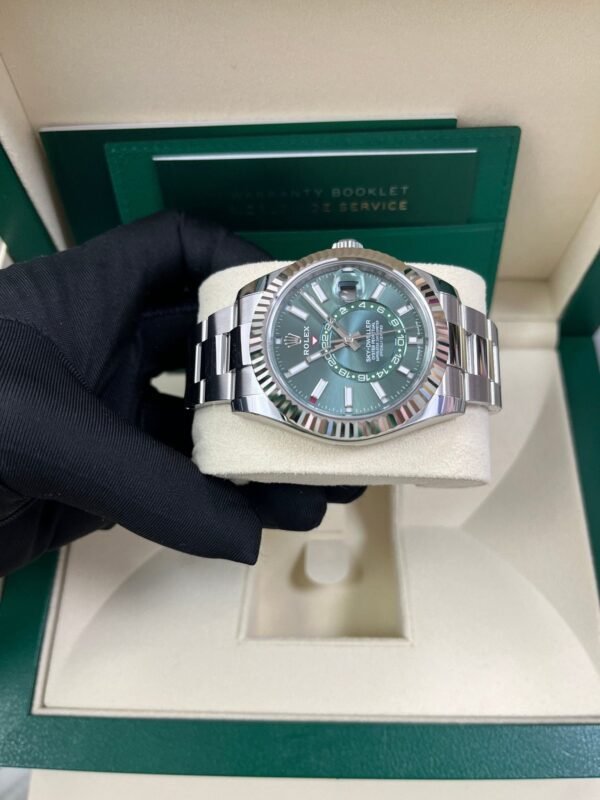 rolex-sky-dweller-42-mm-oystersteel-and-white-gold-green-dial-sky-dweller-336934-169410.jpg Rolex Sky-Dweller 42 mm Oystersteel and White Gold Green Dial Sky Dweller 336934