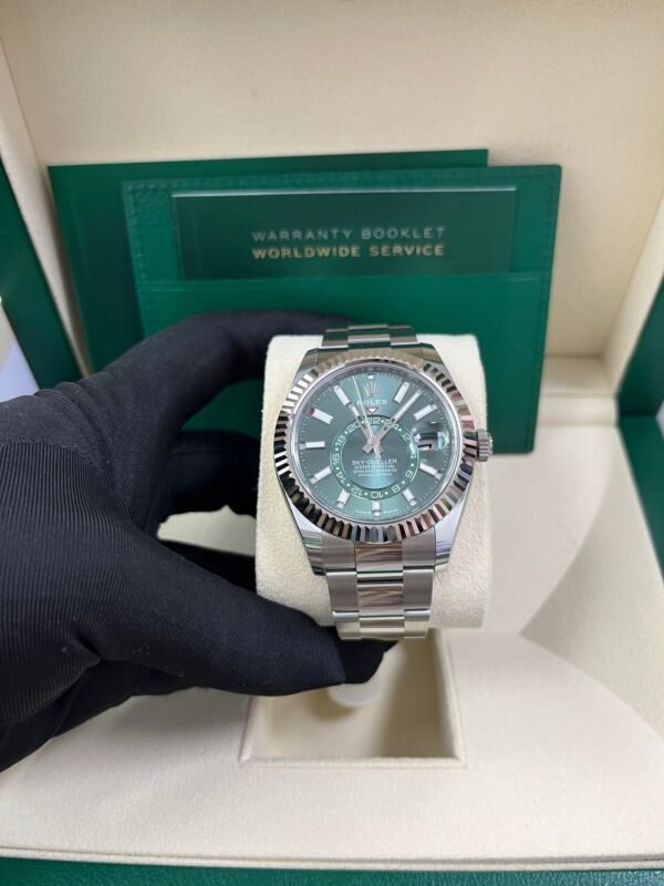 rolex-sky-dweller-42-mm-oystersteel-and-white-gold-green-dial-sky-dweller-336934-277137.jpg Rolex Sky-Dweller 42 mm Oystersteel and White Gold Green Dial Sky Dweller 336934