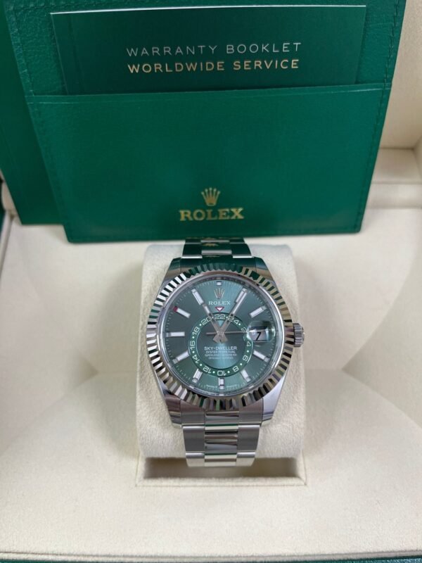 rolex-sky-dweller-42-mm-oystersteel-and-white-gold-green-dial-sky-dweller-336934-644783.jpg Rolex Sky-Dweller 42 mm Oystersteel and White Gold Green Dial Sky Dweller 336934