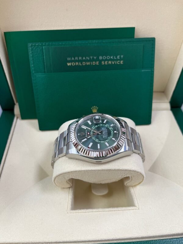 rolex-sky-dweller-42-mm-oystersteel-and-white-gold-green-dial-sky-dweller-336934-658845.jpg Rolex Sky-Dweller 42 mm Oystersteel and White Gold Green Dial Sky Dweller 336934