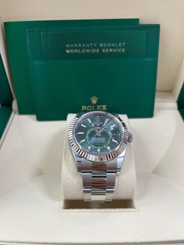 rolex-sky-dweller-42-mm-oystersteel-and-white-gold-green-dial-sky-dweller-336934-668148.jpg Rolex Sky-Dweller 42 mm Oystersteel and White Gold Green Dial Sky Dweller 336934