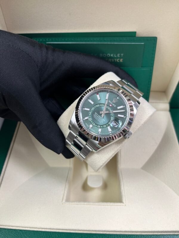 rolex-sky-dweller-42-mm-oystersteel-and-white-gold-green-dial-sky-dweller-336934-742485.jpg Rolex Sky-Dweller 42 mm Oystersteel and White Gold Green Dial Sky Dweller 336934