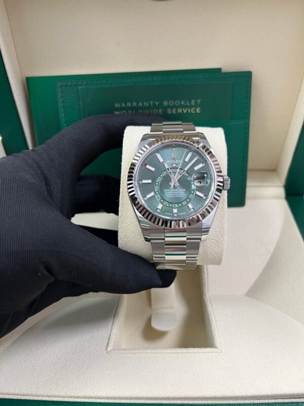 rolex-sky-dweller-42-mm-oystersteel-and-white-gold-green-dial-sky-dweller-336934-855875.jpg Rolex Sky-Dweller 42 mm Oystersteel and White Gold Green Dial Sky Dweller 336934